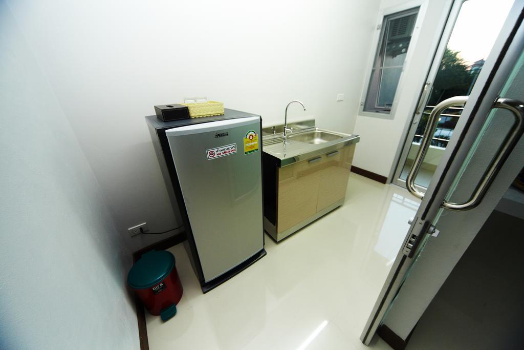 Central Place Serviced Apartment Чонбури Екстериор снимка