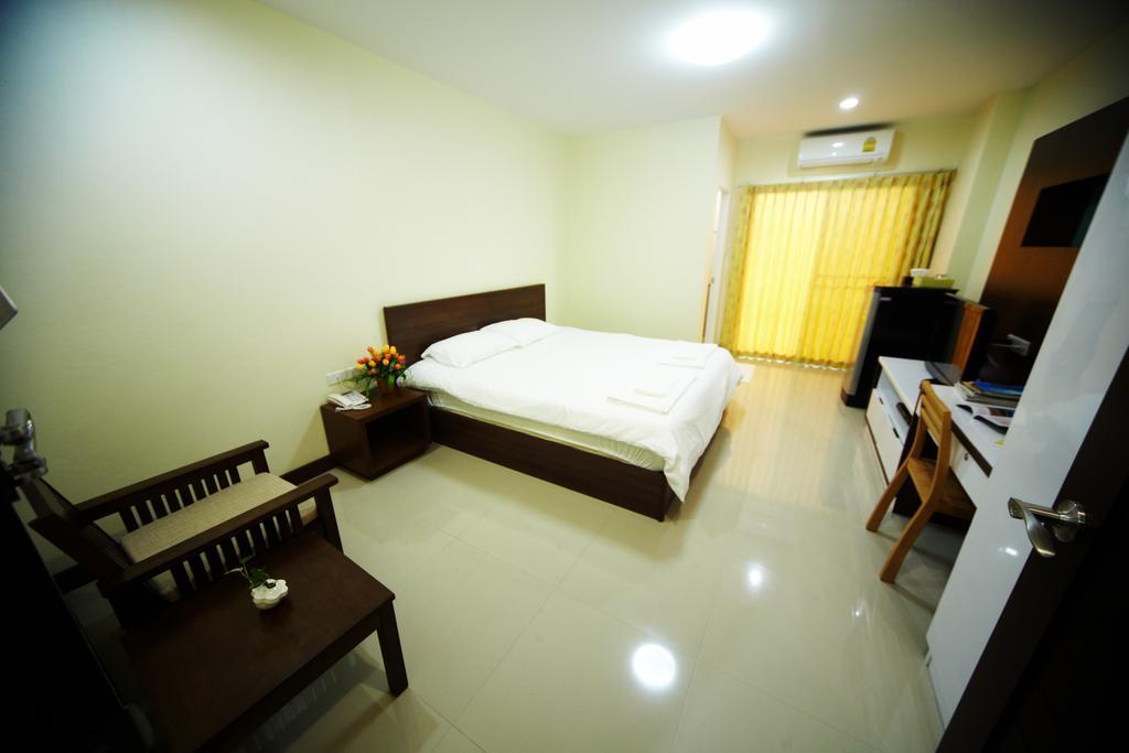 Central Place Serviced Apartment Чонбури Стая снимка