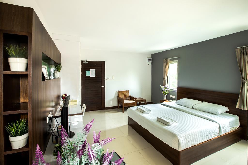 Central Place Serviced Apartment Чонбури Екстериор снимка