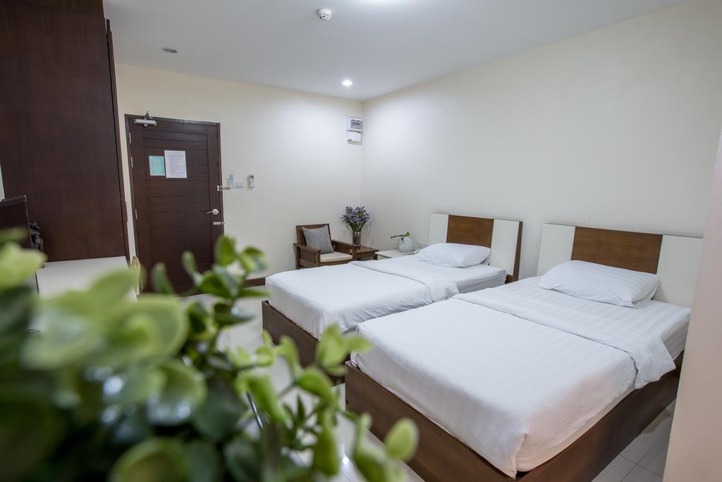 Central Place Serviced Apartment Чонбури Екстериор снимка